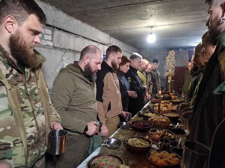 Cina de Crăciun a unei brigăzi de voluntari ucraineni, într un adăpost aproape de linia frontului