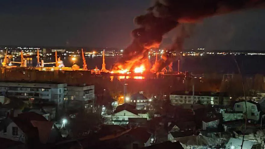 Ucraina lovește portul Feodosia din Crimeea și distruge o mare navă de debarcare a rușilor / Rușii spun că au distrus avioanele ucrainene care au atacat portul
