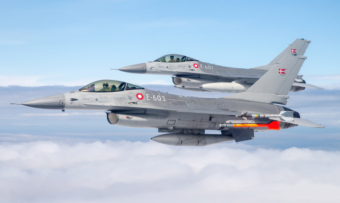 Ucrainenii zboară deja cu F-16. Avioane F-16 pilotate de 14 piloți ucraineni zboară deasupra Danemarcei