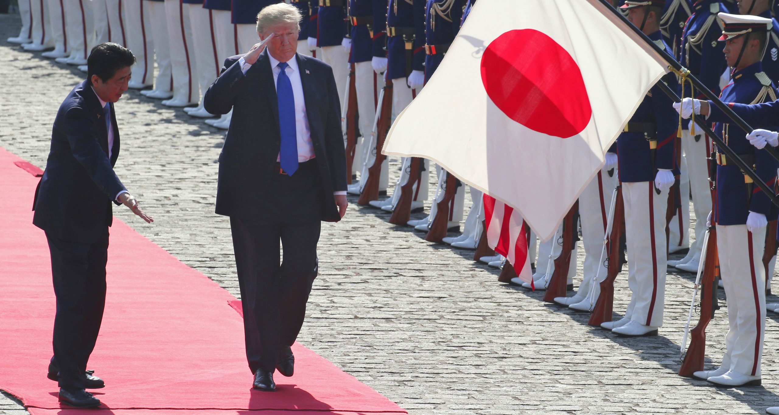 Japonia: Nu încheiaţi nicio înţelegere cu China. Mesajul premierului japonez pentru Donald Trump